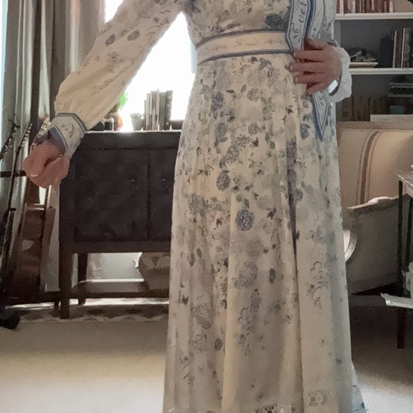 Chic Long Sleeve Floral Dress in Blue and White - Picture 5 of 14